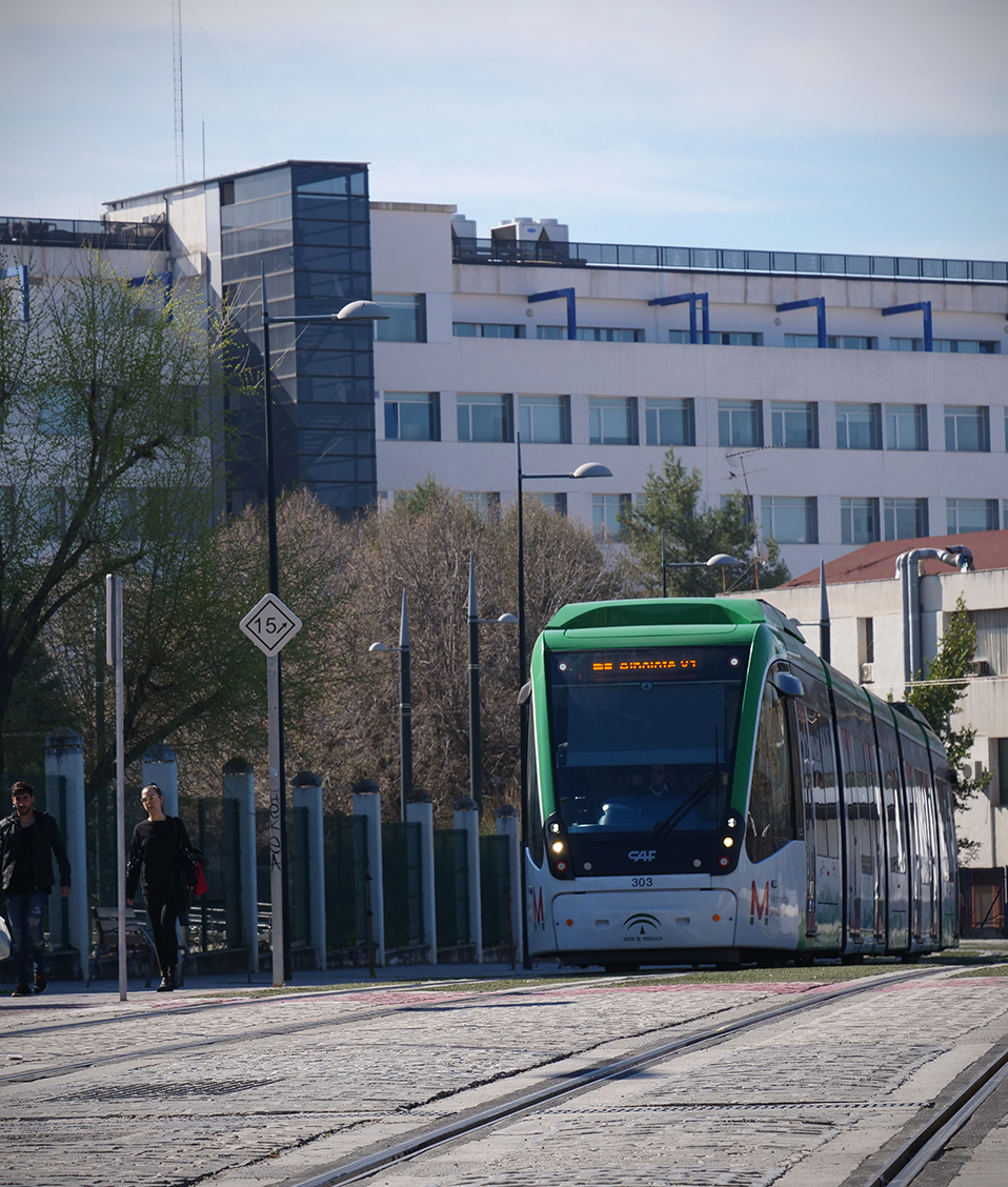 Metropolitano de Granada con la parte de atrás de la Facultad de Ciencias al fondo